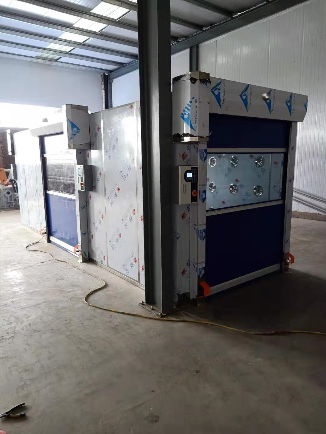 【石嘴山風淋室】多人風淋室門合適是多少人的裝配車間？