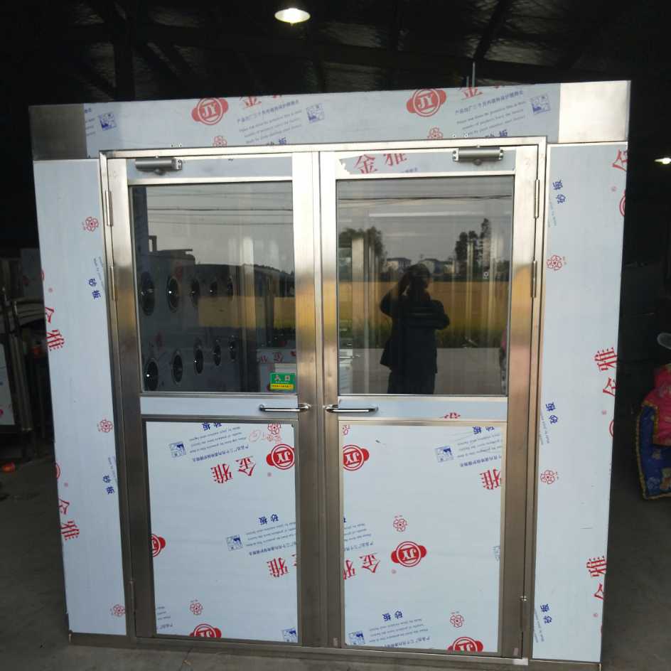 快速卷簾門風(fēng)淋室:風(fēng)淋室是放在緩沖間前面還是緩沖間后面