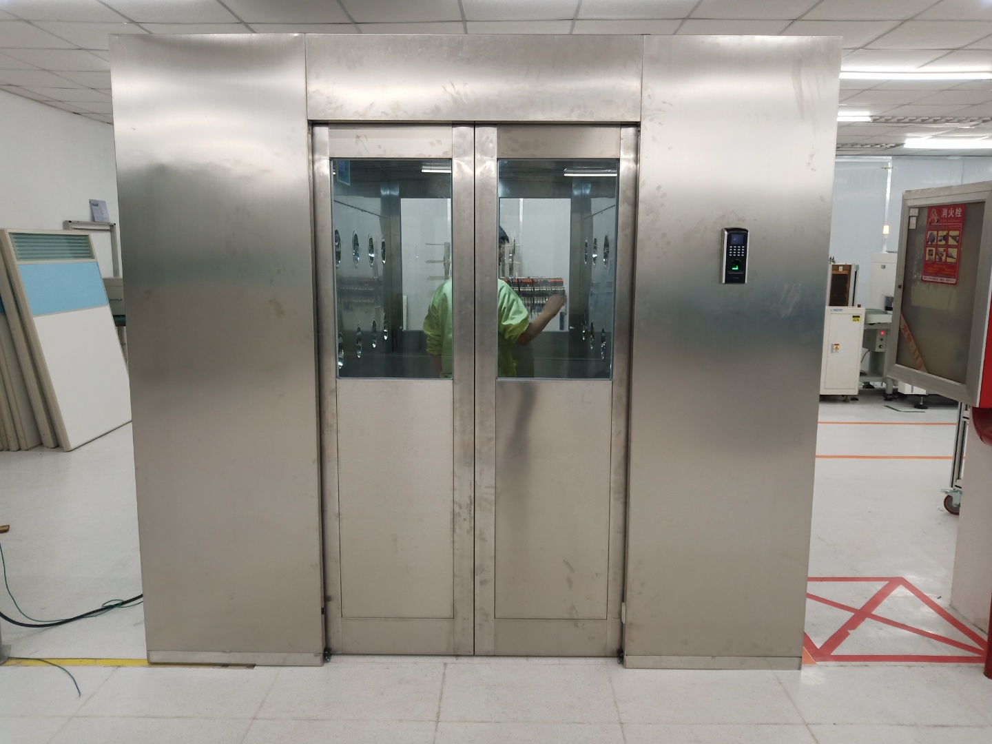 三門峽風(fēng)淋室廠家:風(fēng)淋室的裝備詳細(xì)功能及特色有哪些