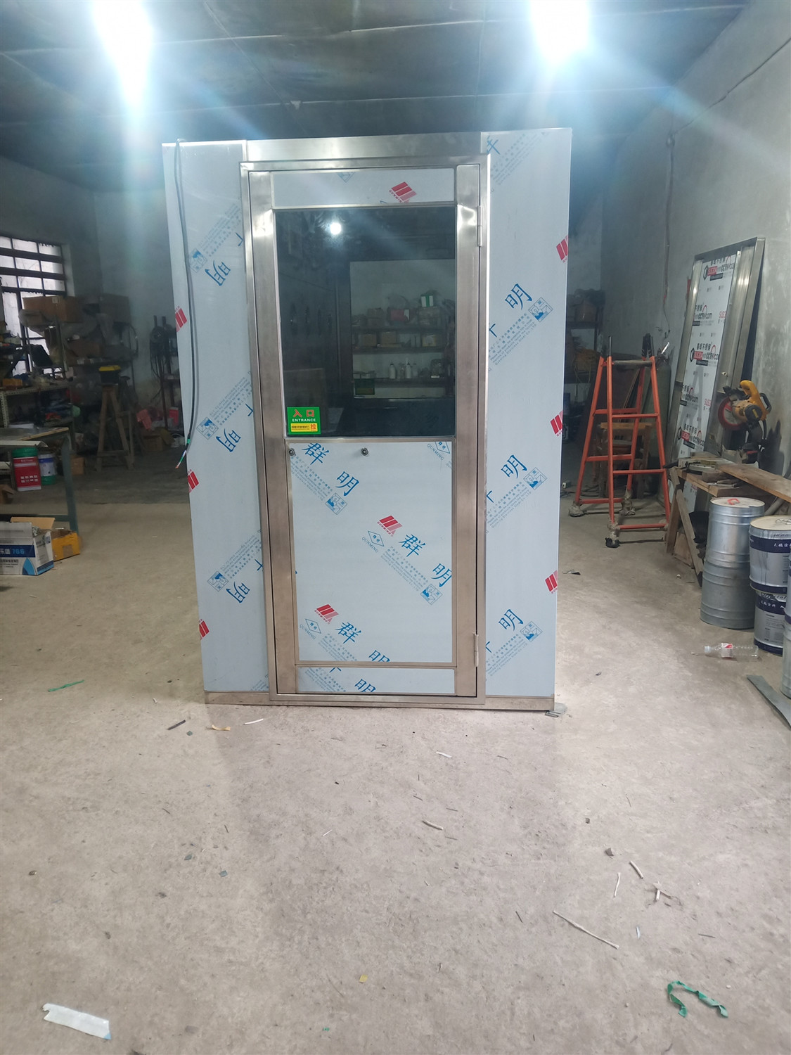 北京雙人風(fēng)淋室:為什么貼片LED制造無(wú)塵車間也要使用風(fēng)淋門(mén)?