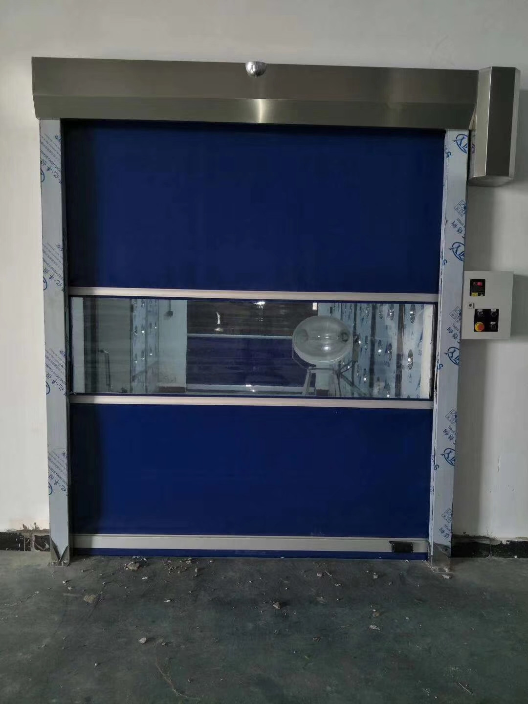 風(fēng)淋室(雙人風(fēng)淋門(mén))在光伏行業(yè)的應(yīng)用