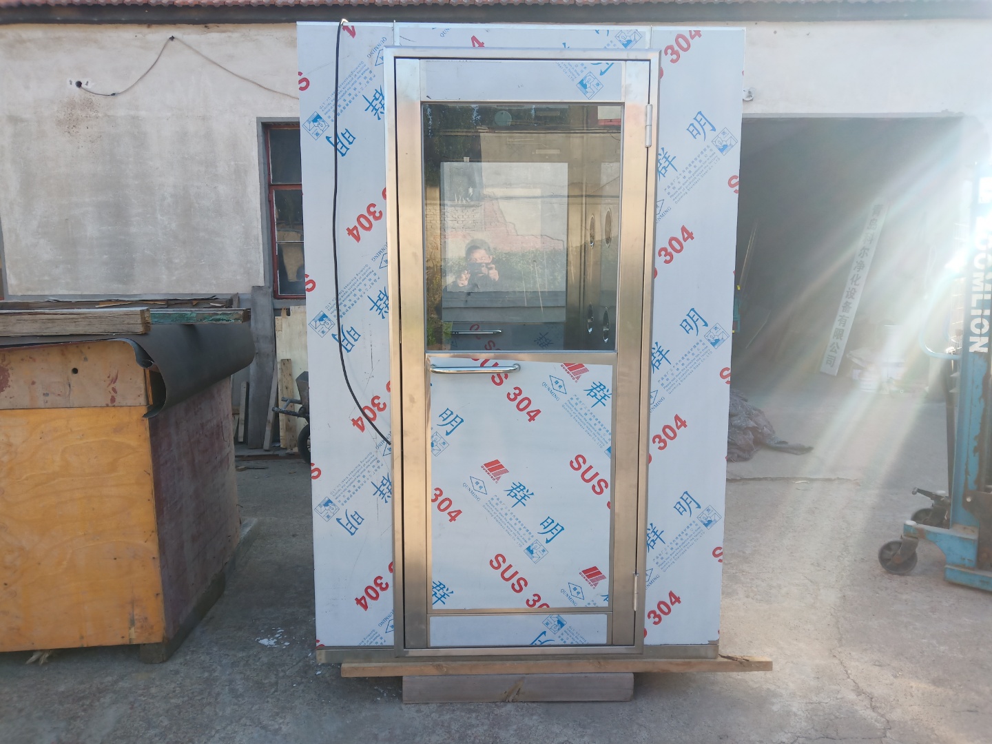 員工在使用風(fēng)淋室(風(fēng)淋通道)時需要經(jīng)過哪些步驟