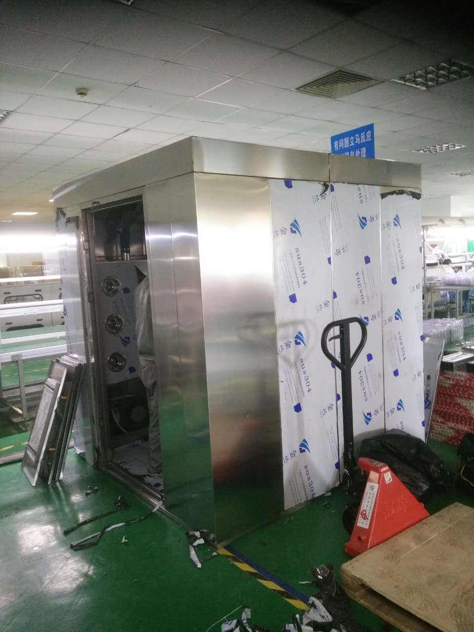 智能風淋房:風淋室安全使用指南:進入風淋室的注意事項